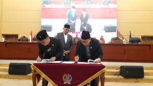 Ketua DPRD Abdul Rasyid dan Wakil Ketua Ketua DPRD Iwan Rahayu tandatangani nota keuangan KUA-PPAS APBD Tangsel 2024.