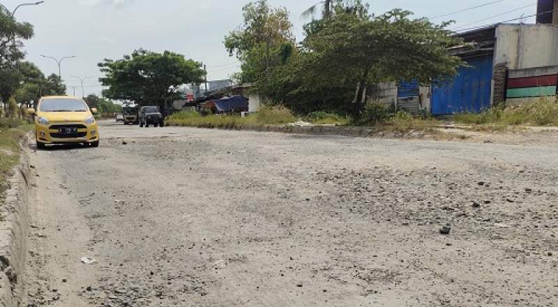 Kondisi Infrastruktur Jalan Lingkar Selatan (JLS) yang belum baik sehingga banyak dikeluhkan masyarkat.