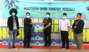 Wakil Ketua DPRD Tangsel, Iwan Rahayu saat berikan sembako kepada perwakilan jurnalis yang bertugas di DPRD.