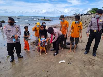 Personel Ditpamobvit Polda Banten Patroli Ke Pantai Carita