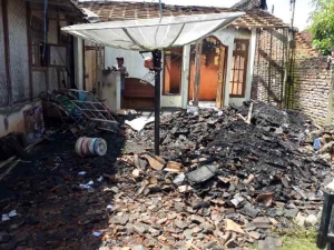 Satu rumah warga Karabohong Dsea Labuan, Kecamatan Labuan terbakar