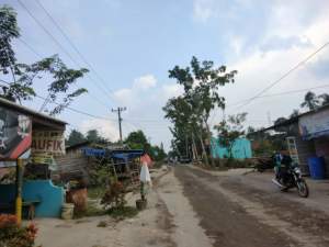 Jalan desa Sei Silau Timur tampak rusak akibat aktifitas proyek nasional truk pengangkut tanah timbun.