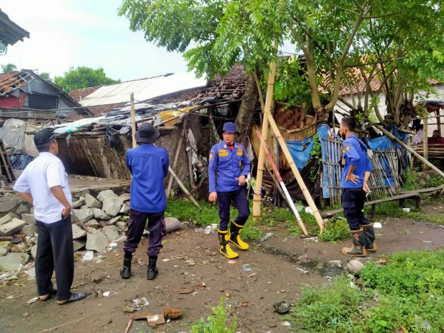 Angin Kencang Robohkan Rumah Warga di Desa Marga Mulya Mauk