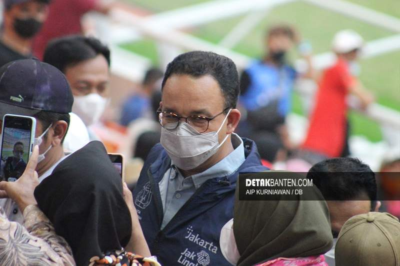 Gubernur DKI Jakarta, Anies Baswedan saat menghampiri penonton yang menyaksikan laga Atletico Madrid U-18 vs Bali United U-18. (Aip/detak)