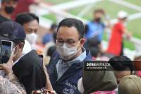 Gubernur DKI Jakarta, Anies Baswedan saat menghampiri penonton yang menyaksikan laga Atletico Madrid U-18 vs Bali United U-18. (Aip/detak)