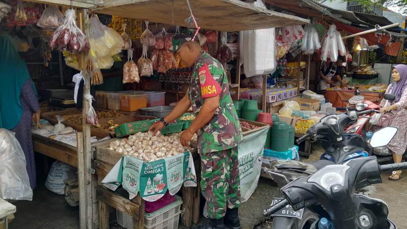 Jelang Lebaran, Babinsa Cek Harga Sembako