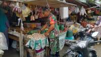 Jelang Lebaran, Babinsa Cek Harga Sembako