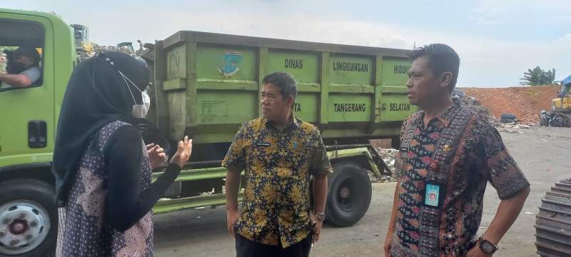 Kadis DLH Tangsel Wahyunoto saat tinjau TPA Cipeucang di Serpong.