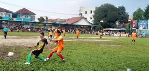 Pemain Waru Jaya (jersey hitam) berduel dengan pemain Serpong Legend (jersey oranye), Waru Jaya maju putaran dua setelah menang adu penalti dengan skor 3-2.