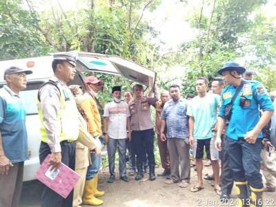 Kapolsek Tanah Jawa, Kompol Manson Nainggolan bantu evakuasi jasad pria jatuh ke sungai Udang
