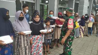 Jum'at Berkah, Koramil Balaraja Bagikan Nasi Kotak di RSUD Balaraja