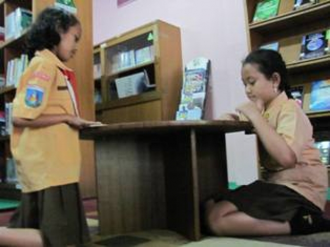 Siswi SD Dharma UT Pamulang Gemar Membaca di Perpustakaan