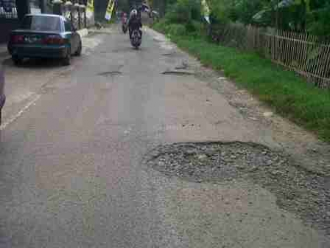 Warga Cipocok Tuntut Pemkot Perbaiki Jalan Rusak