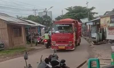 Truk Pengangkut Tanah di Jalan - Saga Dikeluhkan Warga