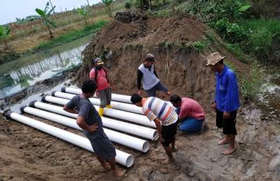 RSI pasang pipa pembuangan areal persawahan di Kabupaten Serdang Bedagai.(istimewa).