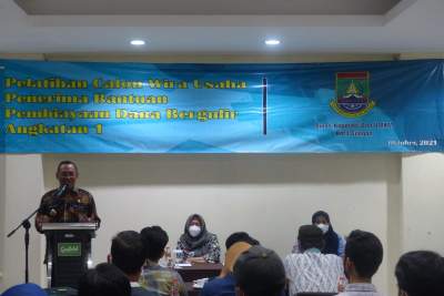 Walikota Cilegon Helldy Agustian saat membuka kegiatan Pelatihan Calon Wirausaha Penerima Bantuan Pembiayaan Dana Bergulir Angkatan 1 yang berlokasi di Green Hotel Cilegon, Kamis (4/11/2021).