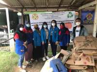 Kegiatan Mendaur Ulang Limbah Menjadi Kerajinan Bernilai dengan Penjualan di Bank Sampah Dahlia