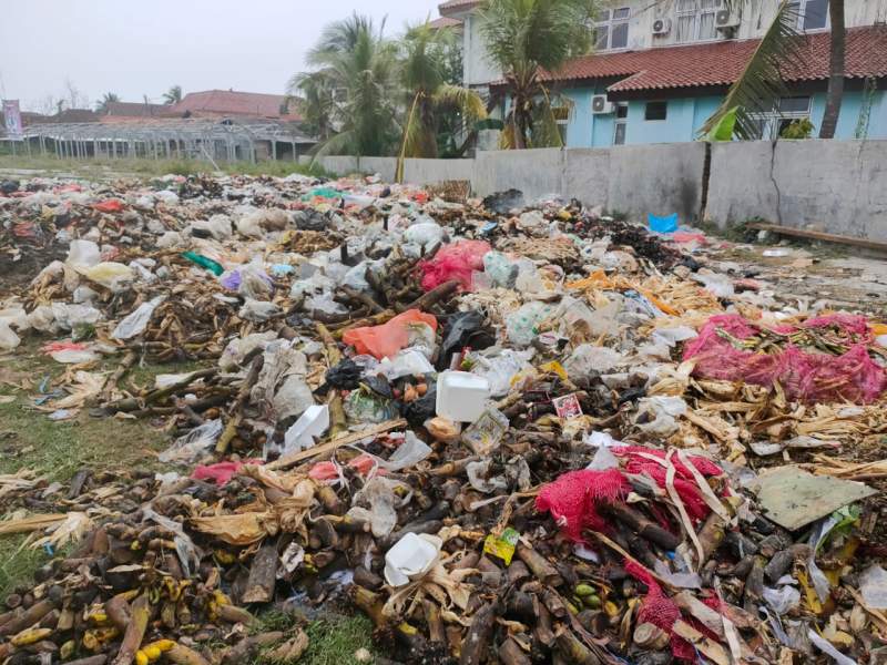 Jorok, Tumpukan Sampah Tercecer Dibelakang Puskesmas Kresek