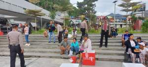 Polres Simalungun patroli di kawasan wisata kota Parapat, danau Toba. (istimewa).