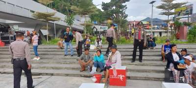 Polres Simalungun patroli di kawasan wisata kota Parapat, danau Toba. (istimewa).