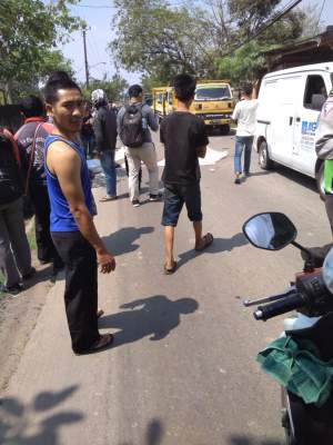 Gagal nyalip, Pengendara Sepeda Motor Tewas Terlindas