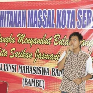 Suhendra Ketua Pelaksana saat  memberikan sambutan di Acara Khitanan Massal