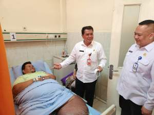 Sekda Jenguk Pasien Obesitas Asal Solear