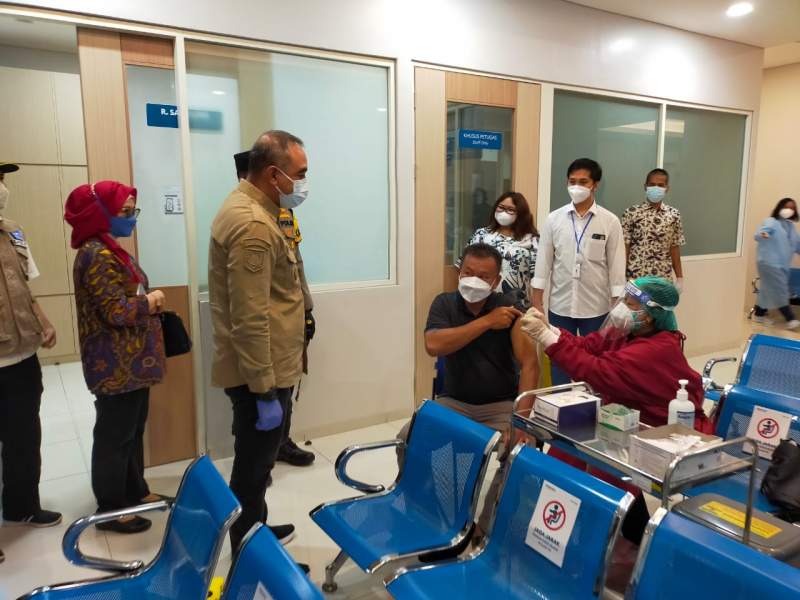 Zaki Tinjau Vaksinasi di RS Primaya Pasar Kemis