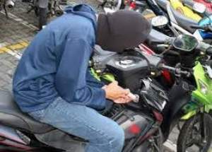 Asyik Pretelin Motor, Solihin Diciduk Polisi