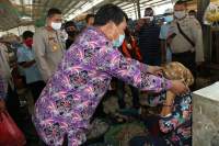 Sekda Rudi Maesal Bagikan Masker Di Pasar Mauk