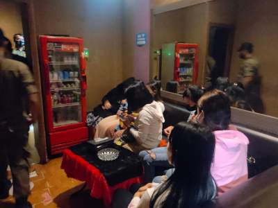 Satuan Polisi Pamong Praja (Satpol PP) Tangerang Selatan melakukan razia ke tempat spa di kawasan Ruko Golden Boulevard (RGB), Serpong. (DB/Rafi)
