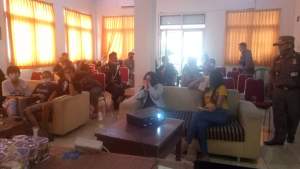 Sejumlah penghuni kontrakan tanpa identitas saat di data oleh petugas di Kantor Kelurahan Citangkil, Selasa (11/8/2020).