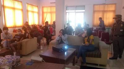 Sejumlah penghuni kontrakan tanpa identitas saat di data oleh petugas di Kantor Kelurahan Citangkil, Selasa (11/8/2020).