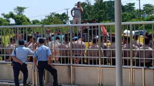 Minta Tutup Perusahaan Peternakan Ayam, Masyarakat Curug Kota Serang Aksi Depan Gedung Dewan