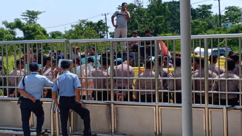 Minta Tutup Perusahaan Peternakan Ayam, Masyarakat Curug Kota Serang Aksi Depan Gedung Dewan
