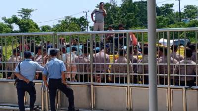 Minta Tutup Perusahaan Peternakan Ayam, Masyarakat Curug Kota Serang Aksi Depan Gedung Dewan