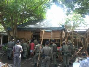 Tak Berizin Dan Dianggap Liar, Pol PP Serang Tertibkan Kios PKL Stadion Maulana Yusuf