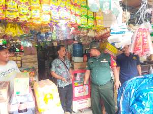 Babinsa Cek Harga Bahan Pokok ke Pasar Gembong dan Sentiong