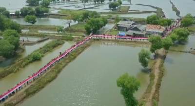 Bendera Merah Putih Sepanjang 150 Meter Dibentang di Pantai Anom