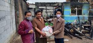 Anggota Dewan Bagi Sembako Untuk Warga Rawa Rengas Korban Kebakaran