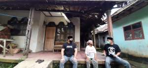 Warga tinggar kecamatan curug saat mendata lansia dan janda.