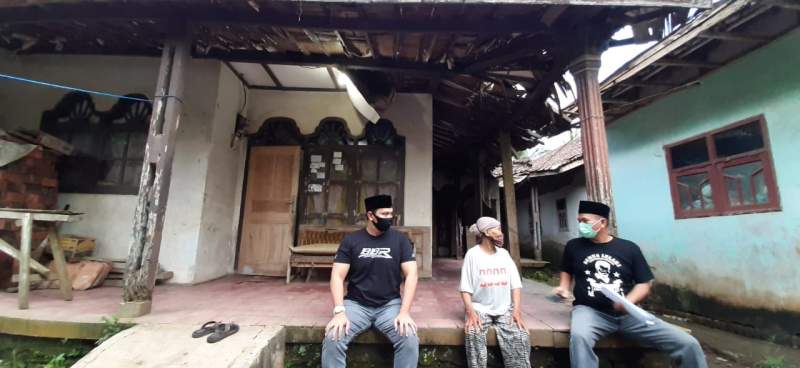 Warga tinggar kecamatan curug saat mendata lansia dan janda.