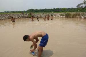 Kawah Pemandian Belerang Ramai Dikunjungi Warga