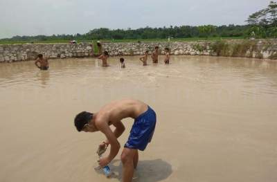 Kawah Pemandian Belerang Ramai Dikunjungi Warga