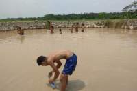 Kawah Pemandian Belerang Ramai Dikunjungi Warga