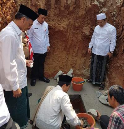 Mad Romli Lakukan Peletakan Batu Pertama Mesjid Jami Al- Hikmah Curug