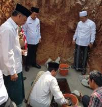 Mad Romli Lakukan Peletakan Batu Pertama Mesjid Jami Al- Hikmah Curug