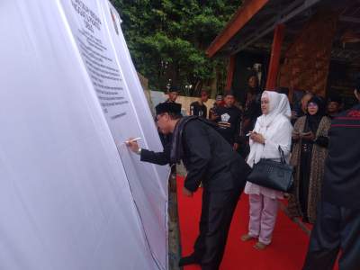 PDBI menandatangani perda kebudayaan.