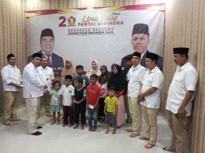 HUT Gerindra adakan potong tumpeng.