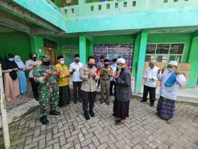 Jumat Berkah, Polresta Tangerang Berikan Bantuan Ke Ponpes Sirotjul Athfal